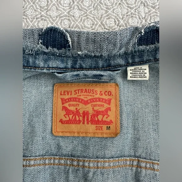 Levi's Men’s Denim Trucker Jacket Medium Wash Distressed Size M - Picture 4 of 10